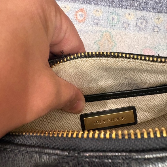 Tory Burch Black Quilted Crossbody/Shoulder Barrel Bag and Wallet - Picture 4 of 5